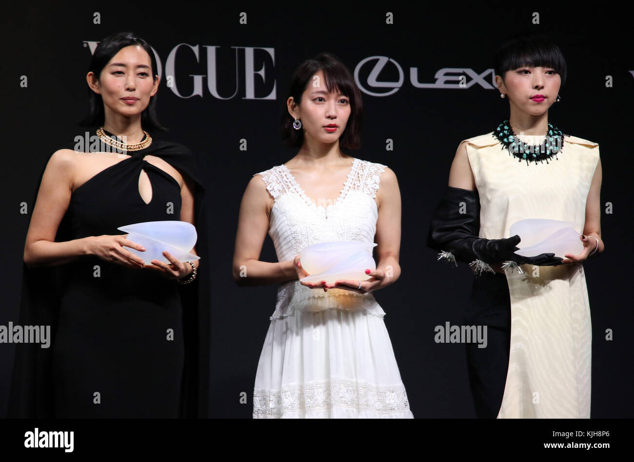Tokio, Japan. November 2017. (L-R) die japanische Schauspielerin Tae Kimura, die Schauspielerin Riho Yoshioka und die Choreografin Mikiko posieren für ein Foto, als sie am Freitag, den 24. November 2017 in Tokio den Preis „Vogue Japan Women of the Year 2017“ erhalten. Quelle: Yoshio Tsunoda/AFLO/Alamy Live News Stockfoto