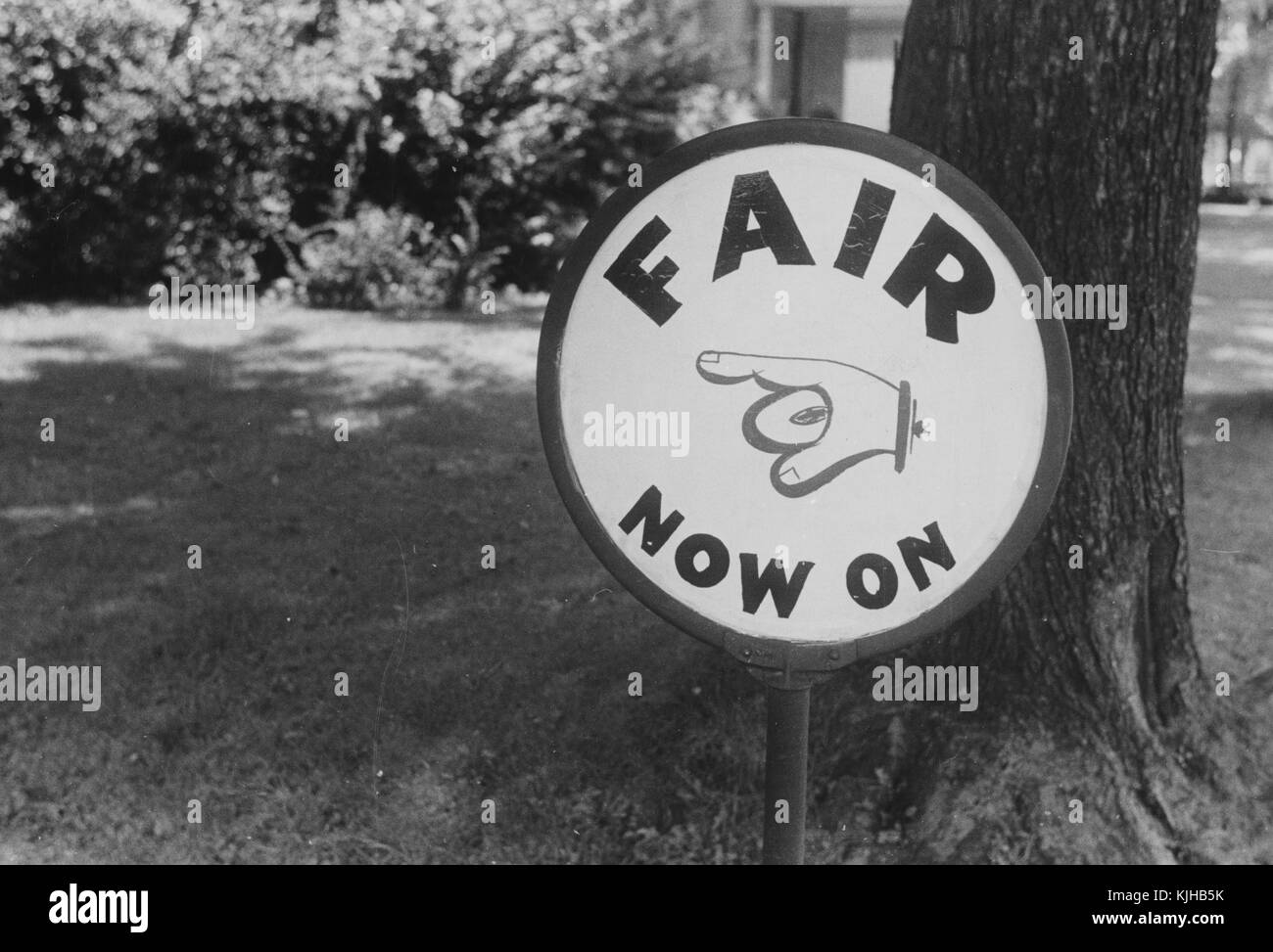 Schwarz-weiß Foto eines Zeichens Werbung ein County Fair, zeigt eine Hand mit einem Finger, der von Ben Shahn, Litauisch geboren, amerikanische Künstler für seine Arbeit bekannt für die Farm Security Administration dokumentieren die Auswirkungen der Großen Depression, Ohio, 1938. Von der New York Public Library. Stockfoto