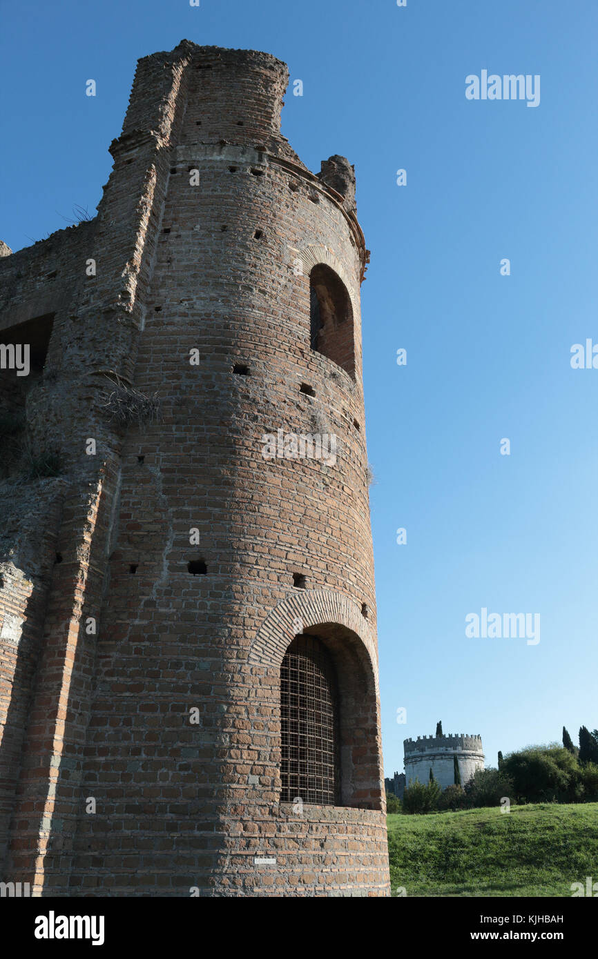 Turm der Circus des Maxentius, mit dem Grabmal der Caecilia Metella hinter. Rom, Italien. Stockfoto