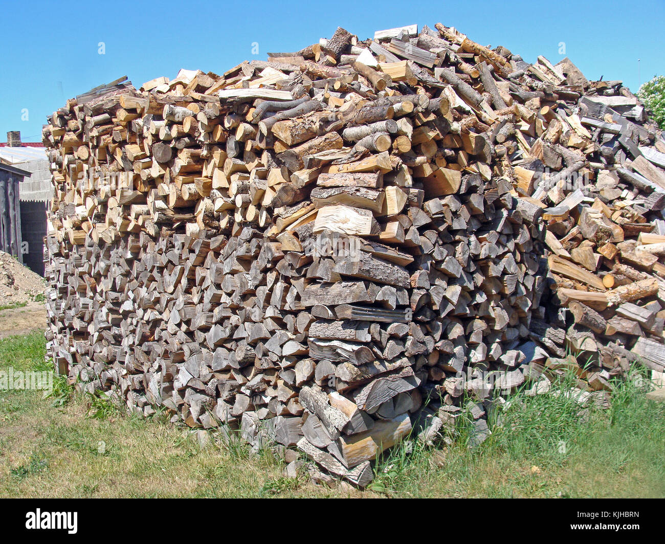 Stapel von Trocknen Brennholz für den Winter auf Country Farm Yard Stockfoto