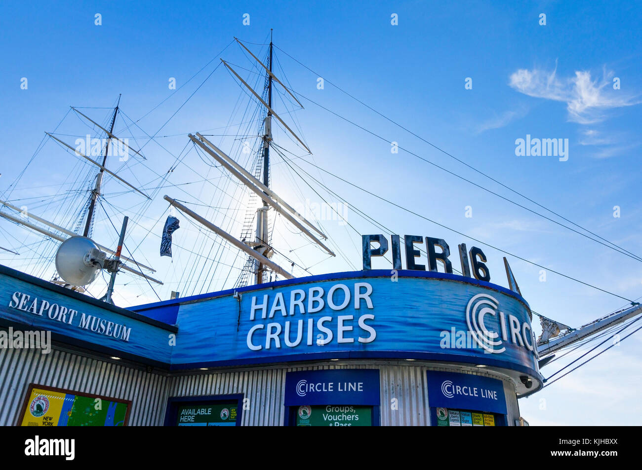 Circle Line Harbour Cruises Ticketschalter am Pier 16 in New York City Stockfoto