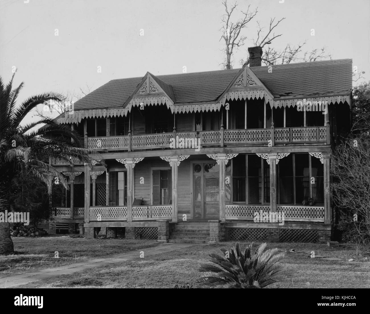 Schwarz-weiß Foto eines viktorianischen Haus, von Walker Evans, US-amerikanischer Fotograf für seine Arbeit bekannt für die Farm Security Administration dokumentieren die Auswirkungen der Großen Depression, Waveland, Mississippi, 1936. Von der New York Public Library. Stockfoto