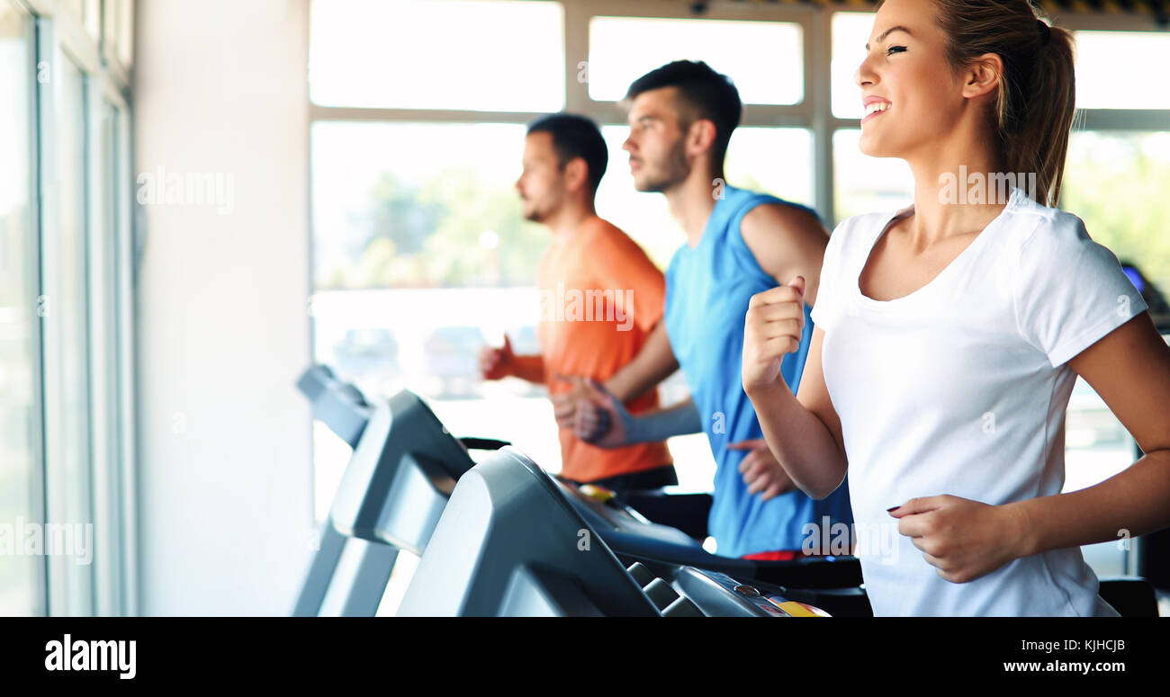 Bild von Menschen, die auf Laufband im Fitnessstudio Stockfoto