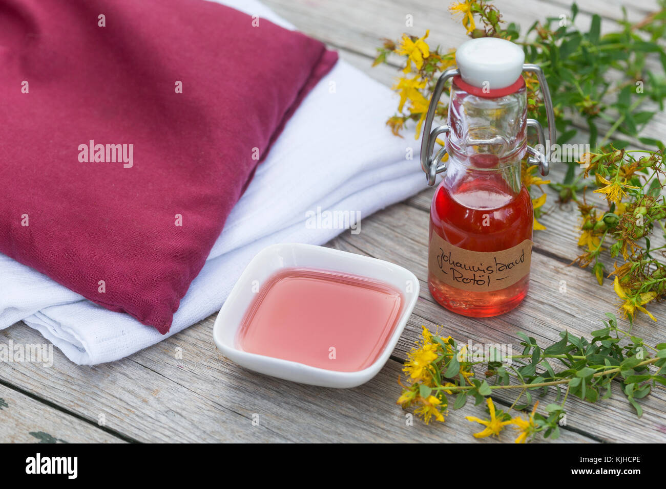 Johanniskrautöl, Johanniskraut-Öl, Rotöl, Johannisöl, Hyperici oleum, Oleum Hyperici, wird aus Johanniskrautblüten in Öl gewonnen, Kirschkernkissen, W Stockfoto