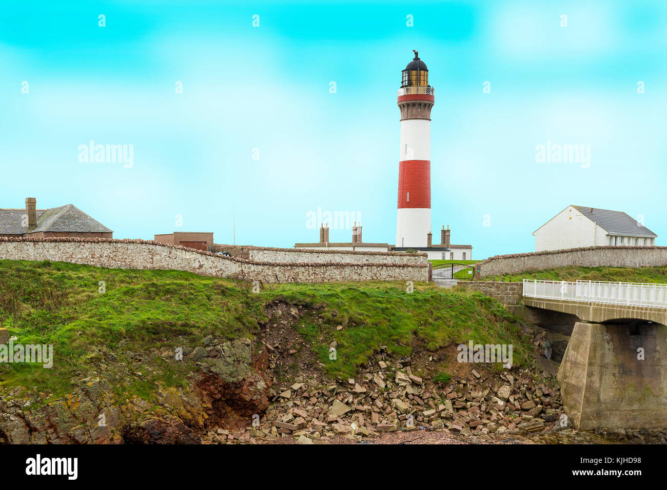 Buchan Ness Lighthouse in der Ortschaft Boddam, 1827 gegründet, markiert den Eingang zum Hafen Peterhead, Aberdeenshire, Schottland, Großbritannien Stockfoto