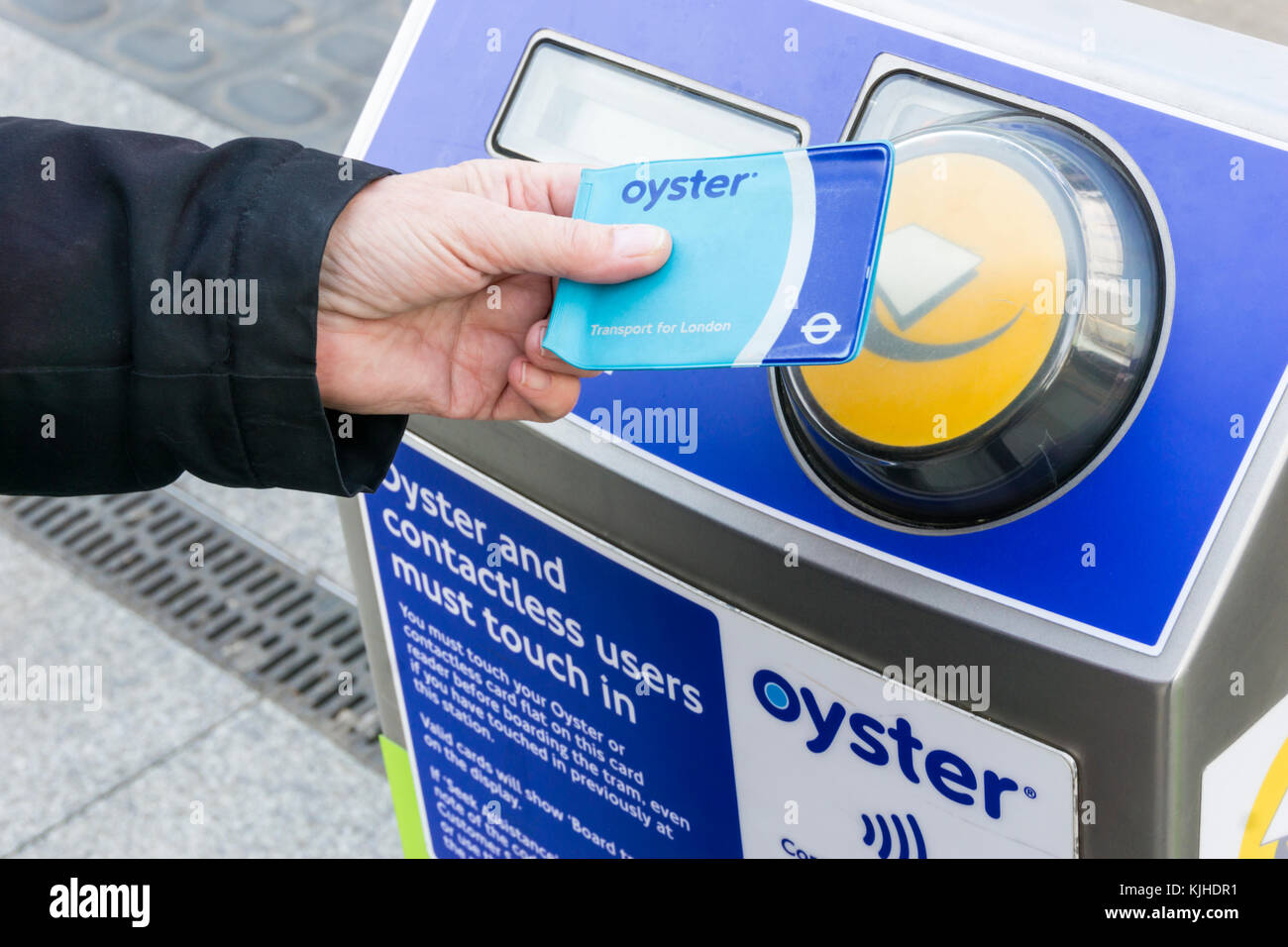 Passagier mit einem kontaktlosen Oyster Card der Fahrpreis auf Londons öffentlichen Verkehrsmitteln zu zahlen Stockfoto