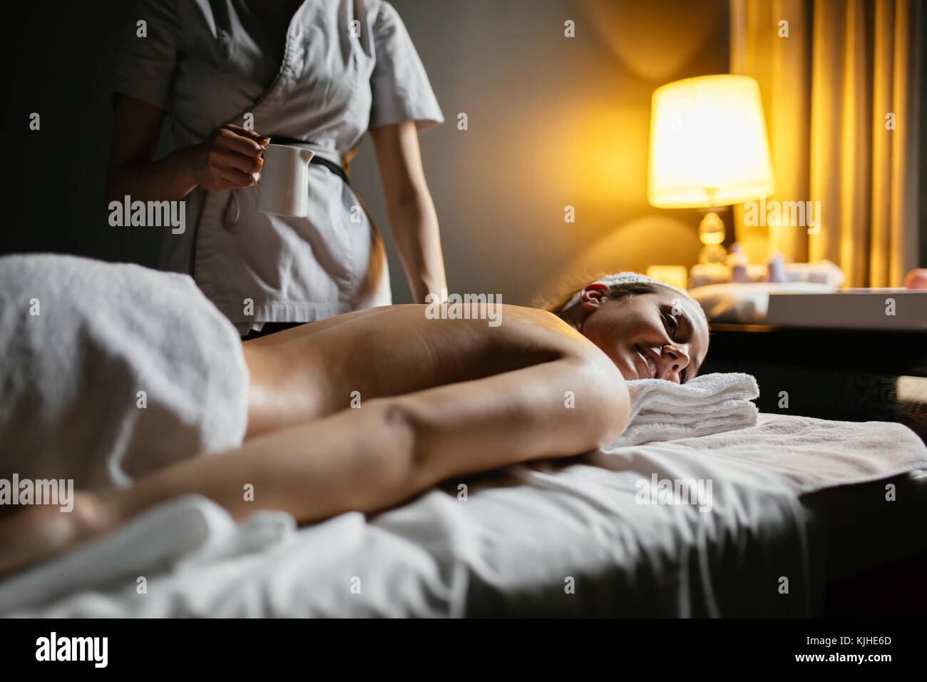 Schöne Frau mit Öl Massage Stockfoto