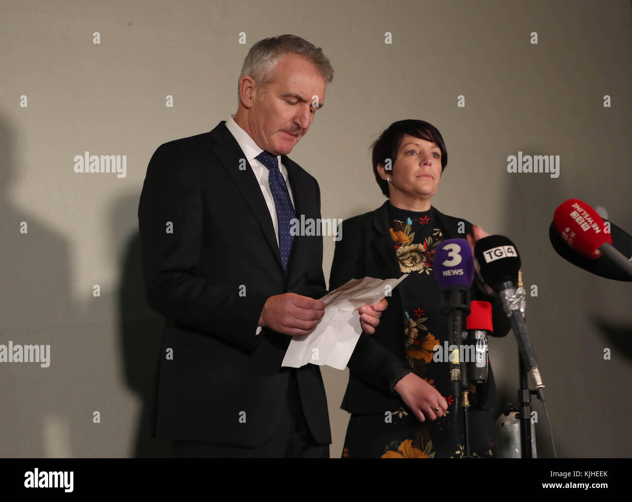 Louise James mit Ihrem Anwalt Robert Anderson liest eine Aussage außerhalb der See von Schatten Hotel in buncrana, Co Donegal folgende in der Untersuchung in den Tod ihr Partner Sean mcgrotty, Söhne Evan und Mark, Tochter Jodie lee Daniels und Schwiegermutter ruth Daniels, der starb, als ihr Auto aus buncrana pier Co Donegal im März 2016 abgerutscht. Stockfoto