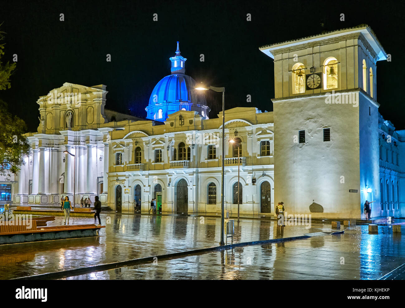 Night Shot von Dom Basilika Unserer Lieben Frau von der Himmelfahrt und Torre del Reloj, Pereira, Kolumbien, Südamerika Stockfoto