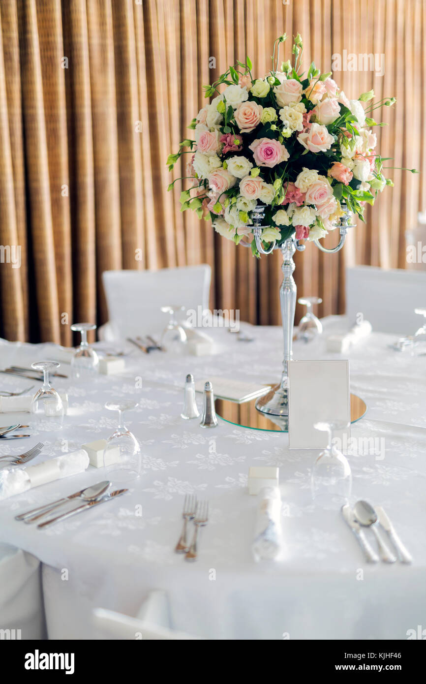 Schöne Hochzeit Tabellen und Rosen Stockfoto