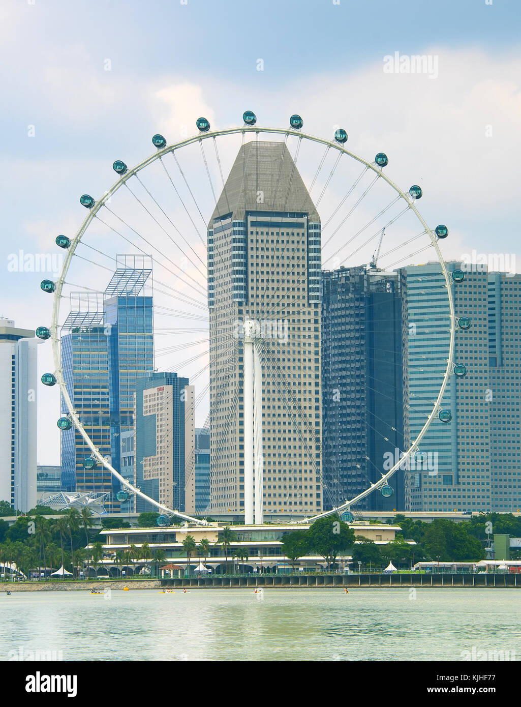 Der Singapore Flyer und modernen Wolkenkratzern auf Hintergrund Stockfoto