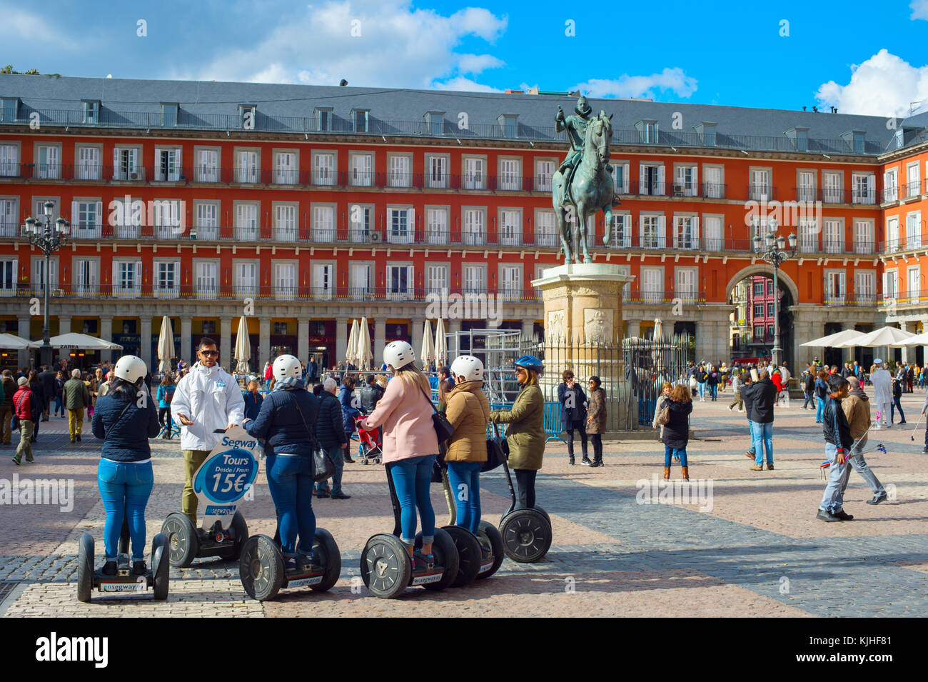 Madrid, Spanien - 07.November 2016: eine Gruppe von Touristen auf Segway auf einer Plaza Mayor vor der Statue des Königs Philips iii in Madrid Stockfoto