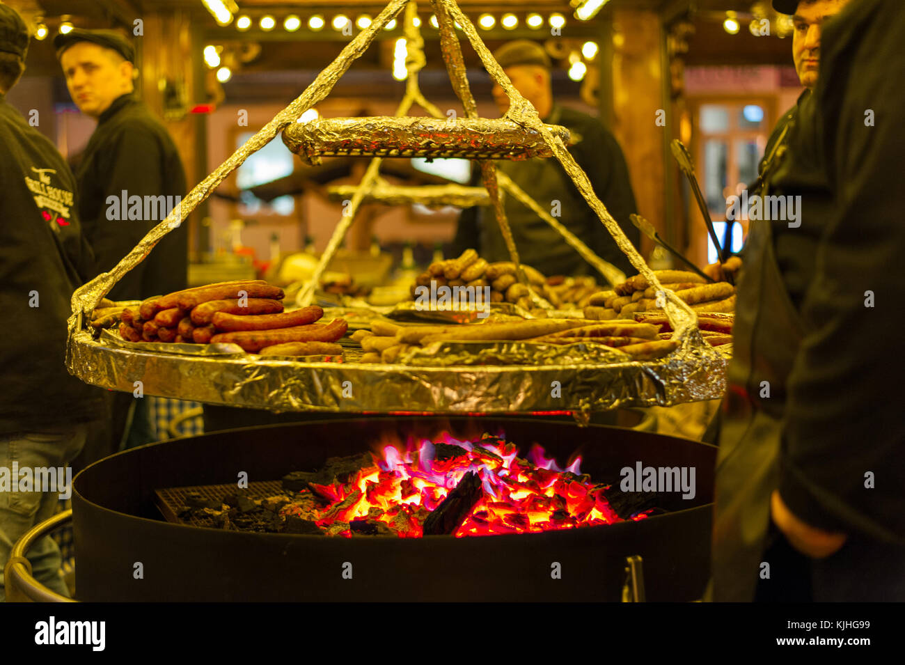 Die Leute Spaß haben und essen Barbecue am Weihnachtsfest, Luxemburg Stockfoto