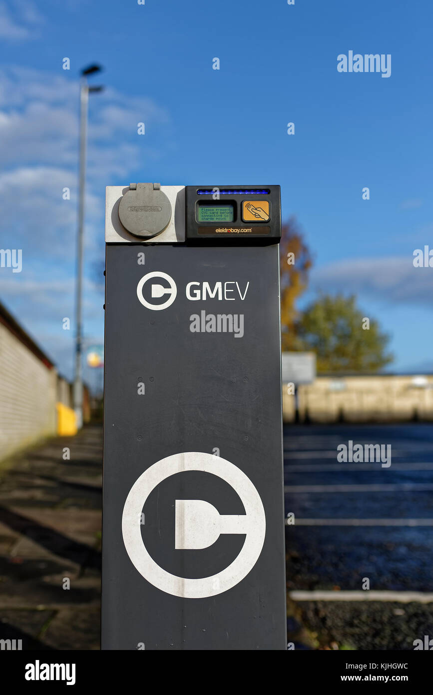 Gmev Elektrofahrzeug-Ladestelle, Elektroauto-Ladestelle, leere Parkbuchten im Hintergrund, auf dem ratsparkplatz in Bury lancashire uk Stockfoto