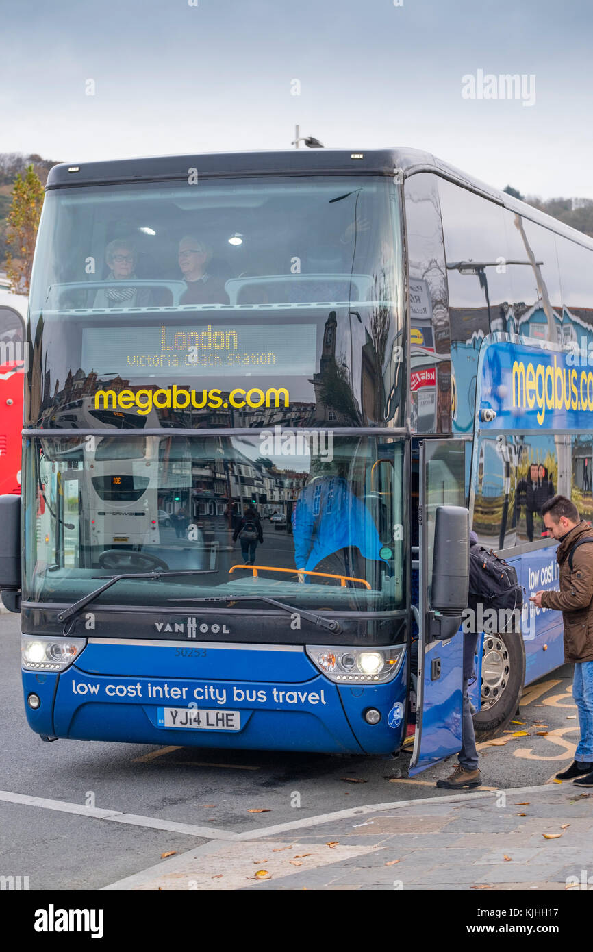 Megabus, UK Low Cost Intercity Bus Bus in Aberystwyth, Abfahrt nach London Stockfoto