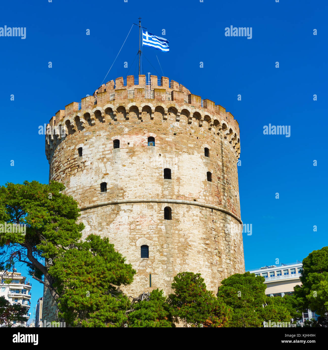Der weiße Turm mit griechischer Flagge in Thessaloniki, Griechenland Stockfoto