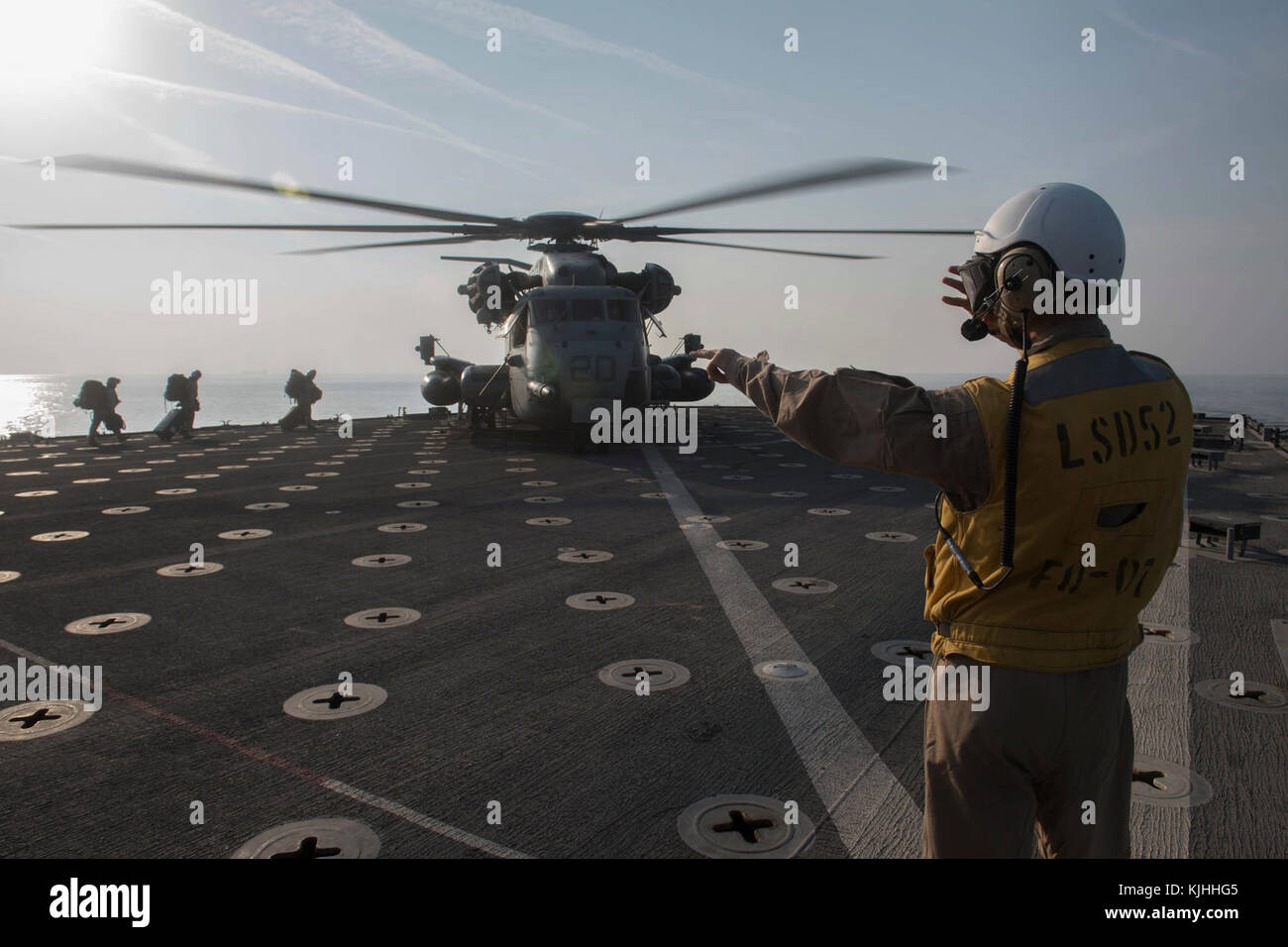 US-FUHRPARK 5. BETRIEBSBEREICH (NOV 04, 2017) Marine Cpl. Ryan Carr, gebürtiger Oceanside, Kalifornien, der Kampffracht Abteilung an Bord des Amphibiendocks Landungsschiff USS Pearl Harbor (LSD 52) zugeordnet, leitet ein Marine Corps CH-53 Super Hengst, zugeordnet zu den Grey Hawks von Marine Medium Tilt Rotor Squadron 161 (VMM-161), auf dem Schiff Flugdeck. Pearl Harbor wird im Einsatzgebiet der 5. Flotte der USA eingesetzt, um die Sicherheit im Seeverkehr zu unterstützen, um Verbündete und Partner zu beruhigen und die Freiheit der Schifffahrt und den freien Kommunikationsfluss zu erhalten Stockfoto