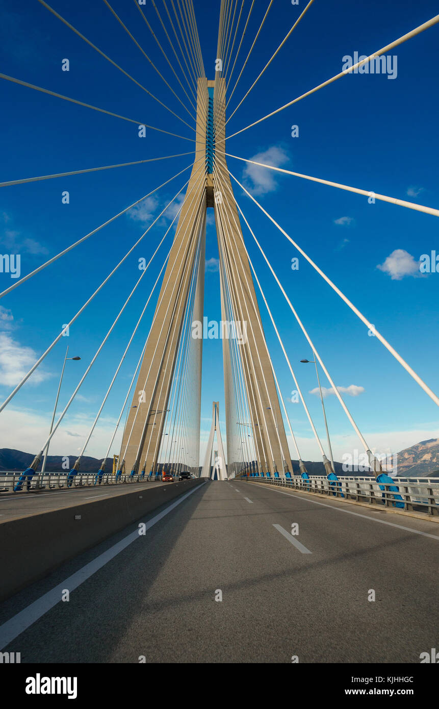 Die rio-antirrio Brücke, offiziell die charilaos trikoupis Brücke, am längsten multi-span Schrägseilbrücke ausgesetzt Art Brücken, Griechenland. Stockfoto