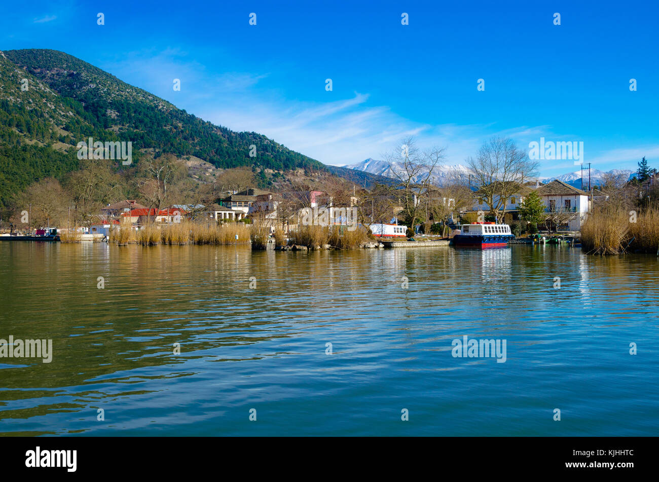 Die pictursque Ufer der Insel von Kyra frosini nissaki am See Pamvotida, Ioannina, Griechenland. Stockfoto