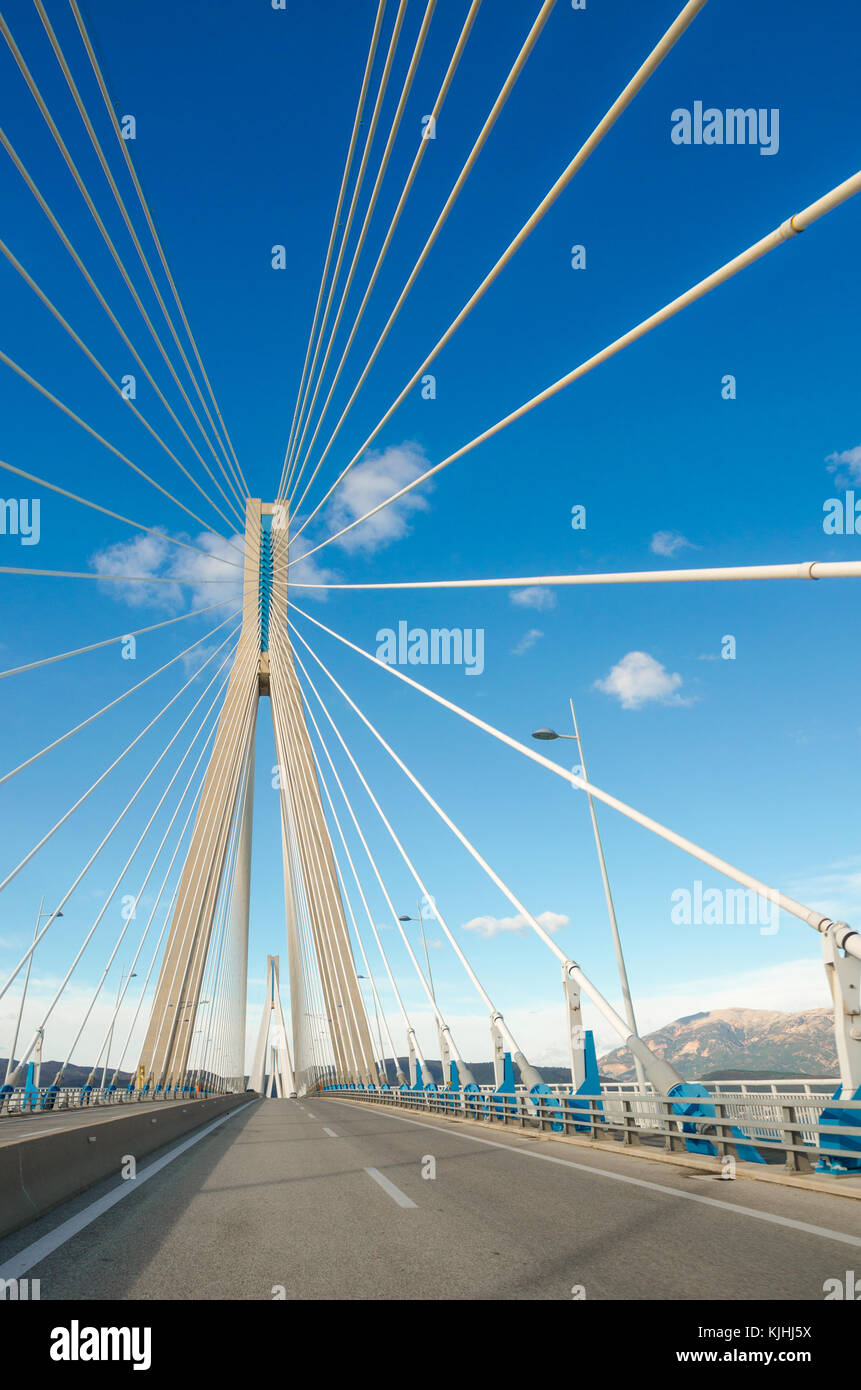 Die rio-antirrio Brücke, offiziell die charilaos trikoupis Brücke, am längsten multi-span Schrägseilbrücke ausgesetzt Art Brücken, Griechenland. Stockfoto
