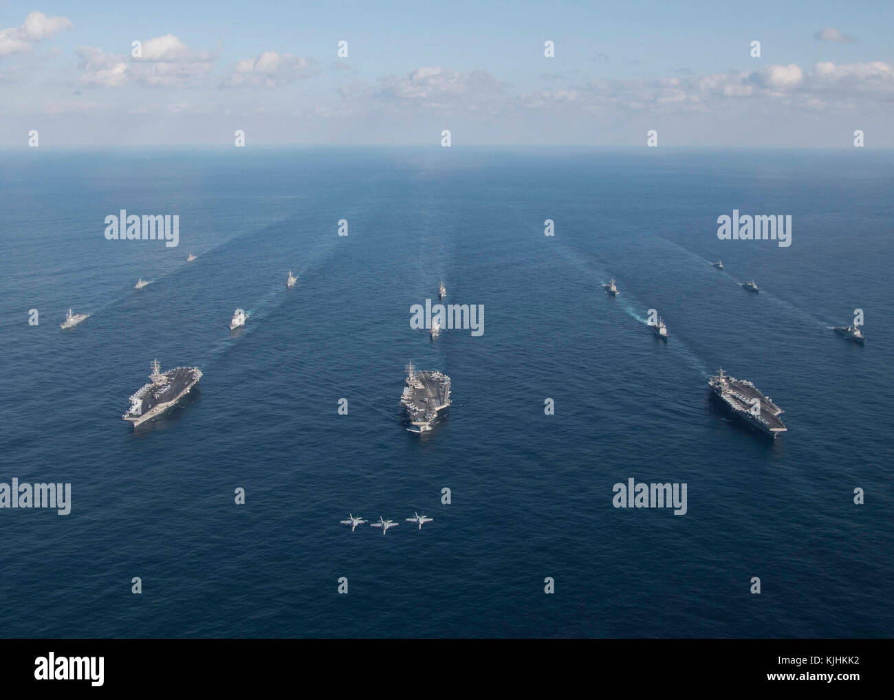 171112-N-LB +1-724WESTERN PACIFIC (Nov. 12, 2017) Die USS Ronald Reagan (CVN 76), USS Theodore Roosevelt (CVN 71) und USS Nimitz (CVN 68) Strike Gruppen sind im Gange, und die Durchführung von Operationen, die in internationalen Gewässern als Teil eines drei-carrier Strike force Übung. Die US-Marine hat die Indo-Asia pazifischen Region routinemäßig für mehr als 70 Jahre Förderung der regionalen Sicherheit, Stabilität und Wohlstand patrouillierte. (U.S. Marine Foto von Lt. j.g. James Griffin) Stockfoto