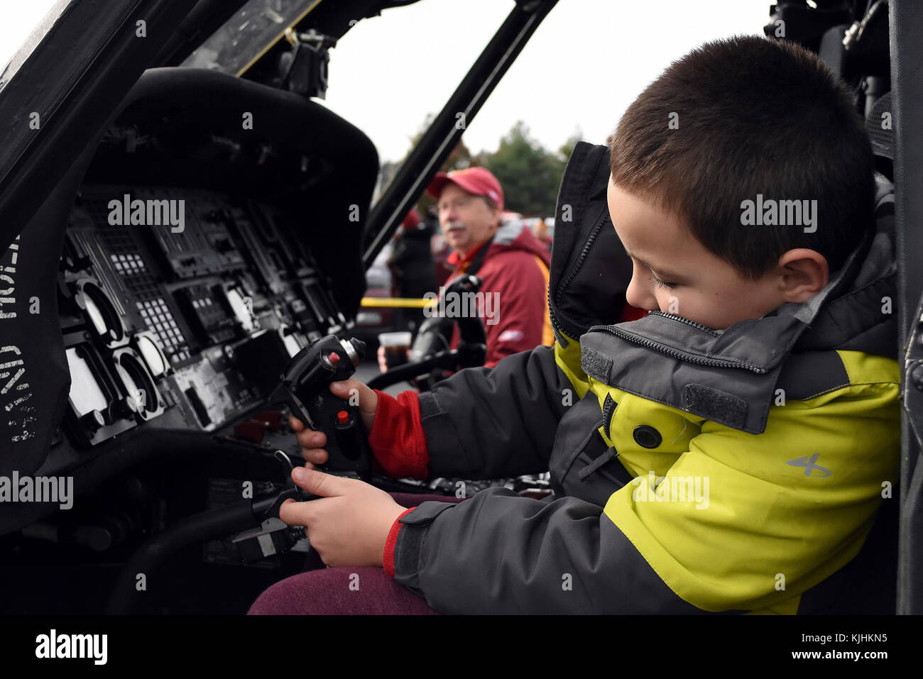 Ein kleiner Junge spielt auf Steuerelemente eines UH-60 Blackhawk 07.11.12 Vor der Washington Redskins' Gruß zum Service Spiel bei FedEx Field. Stockfoto