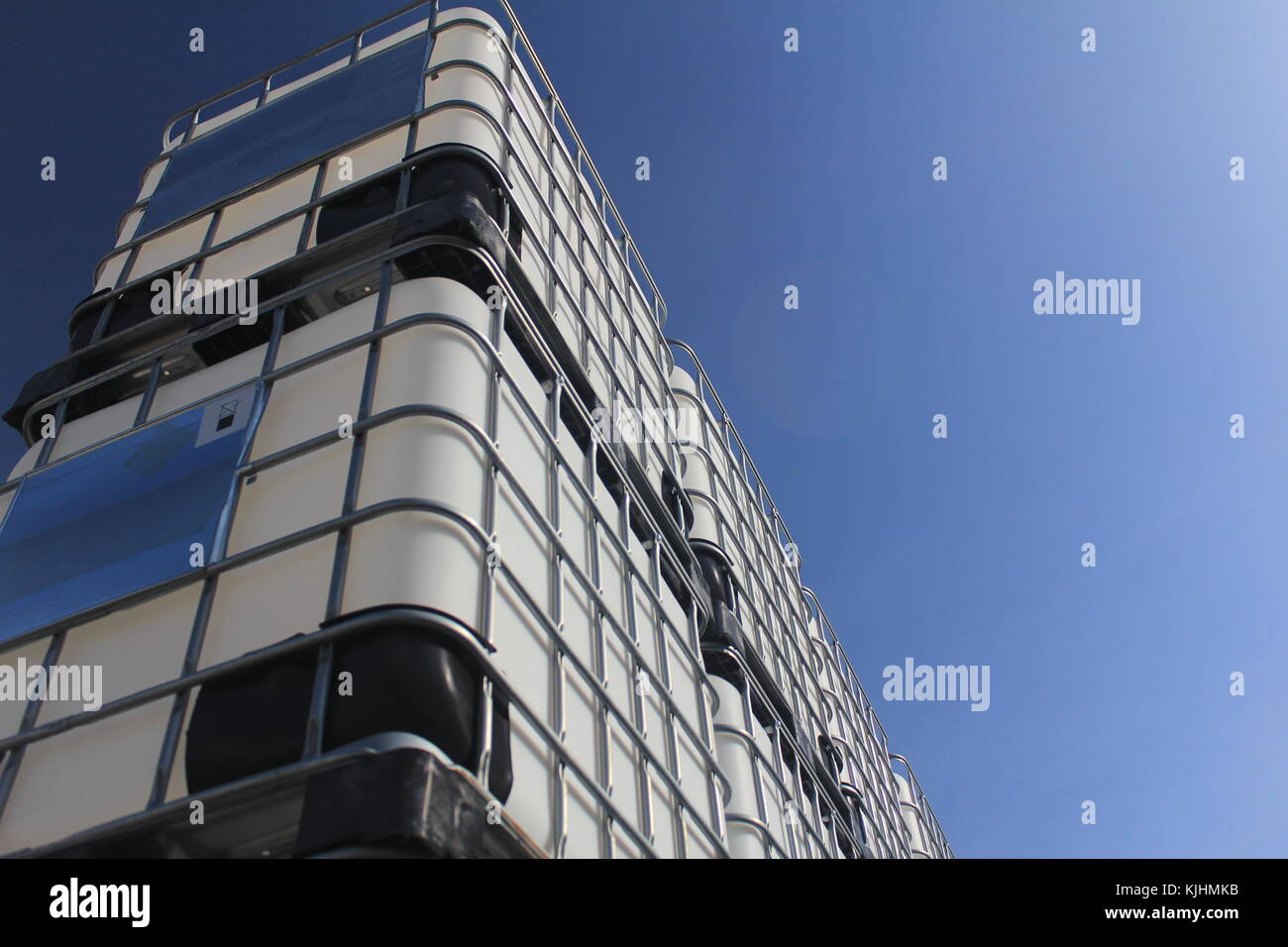 Gestapelt IBC unter dem blauen Himmel Stockfoto