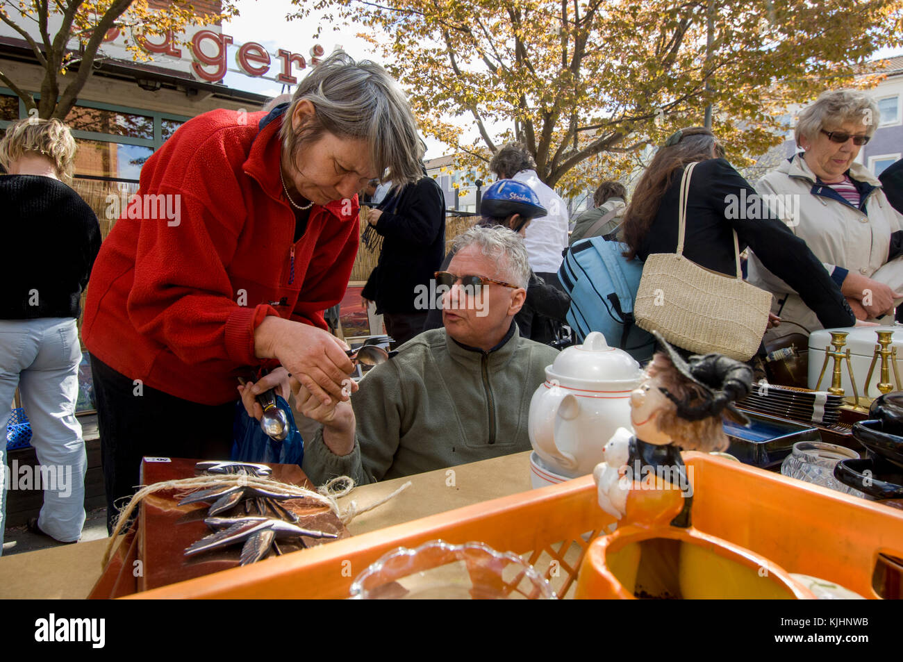 Die Leute finden es auf einem Flohmarkt, Upplands Västby, Schweden. Stockfoto