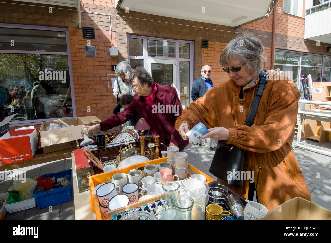 Die Leute finden es auf einem Flohmarkt, Upplands Västby, Schweden. Stockfoto