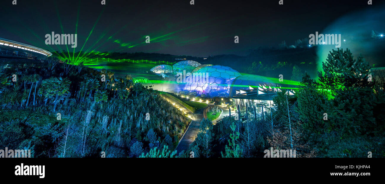 HINWEIS: LANGE STATIV-BELICHTUNG UND AUFGENOMMEN IN "WOLFRAM" WEISSABGLEICH Laser über die Biome im Eden Project, wo eine Licht-und Sound-Show mit Lasern des renommierten Künstlers Chris Levine, die der Höhepunkt der Eden Project Weihnachtsfeier in Boldeva, Cornwall sein wird. Stockfoto