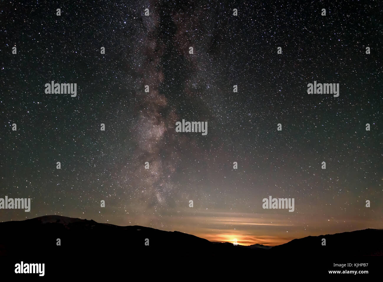 Schöne Panorama der Nacht Sternenhimmel mit der Milchstraße über die Berge, Sterne und Untergang Stockfoto