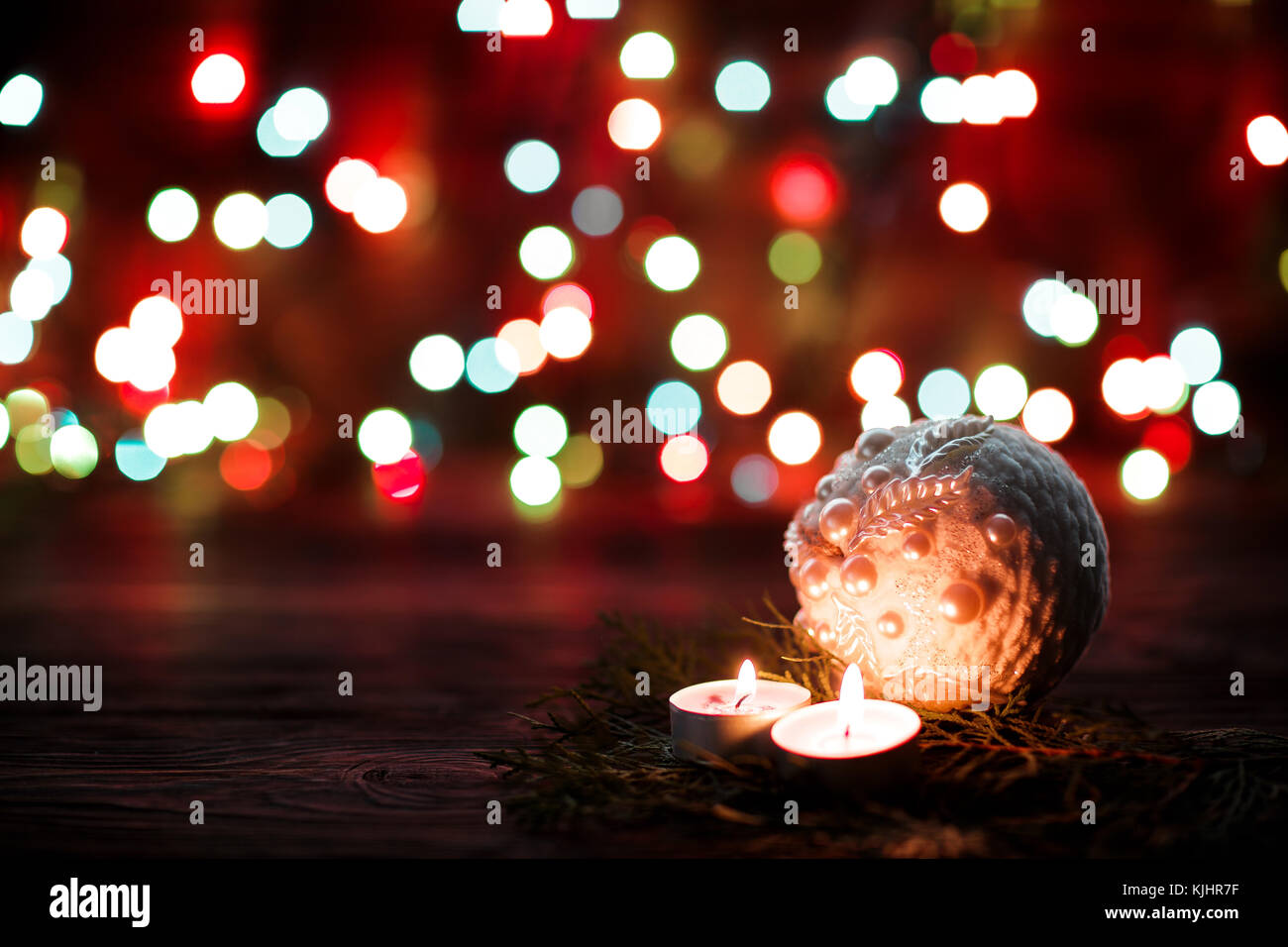 Christmas Ball und Kerzen Stockfoto
