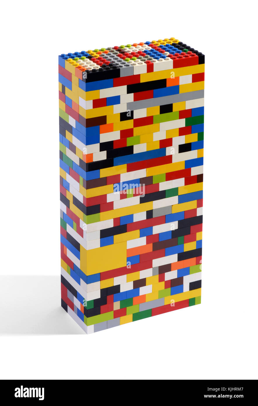 Close-up Studio shot aus Kunststoff Spielzeug Turm aus bunten Bauklötzen oder Blöcke mit Schatten auf weißem Hintergrund für Kopie Raum Stockfoto