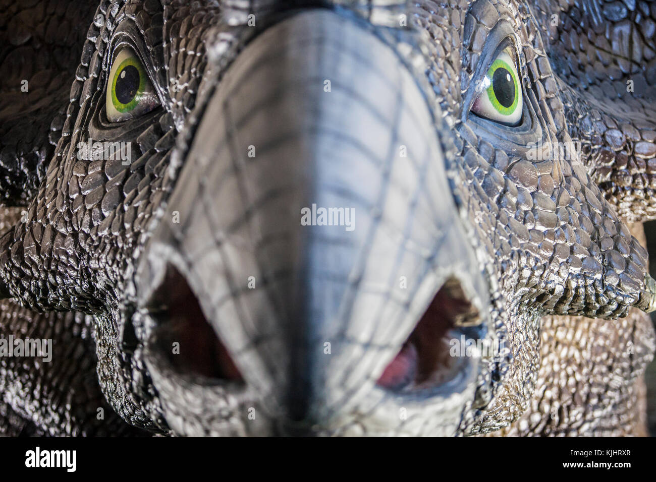 Badajoz. Spanien - 15. Oktober 2016: Realistisches Dinosauriermodell auf der Ausstellung Ifeba Expodino. Triceratops Stockfoto