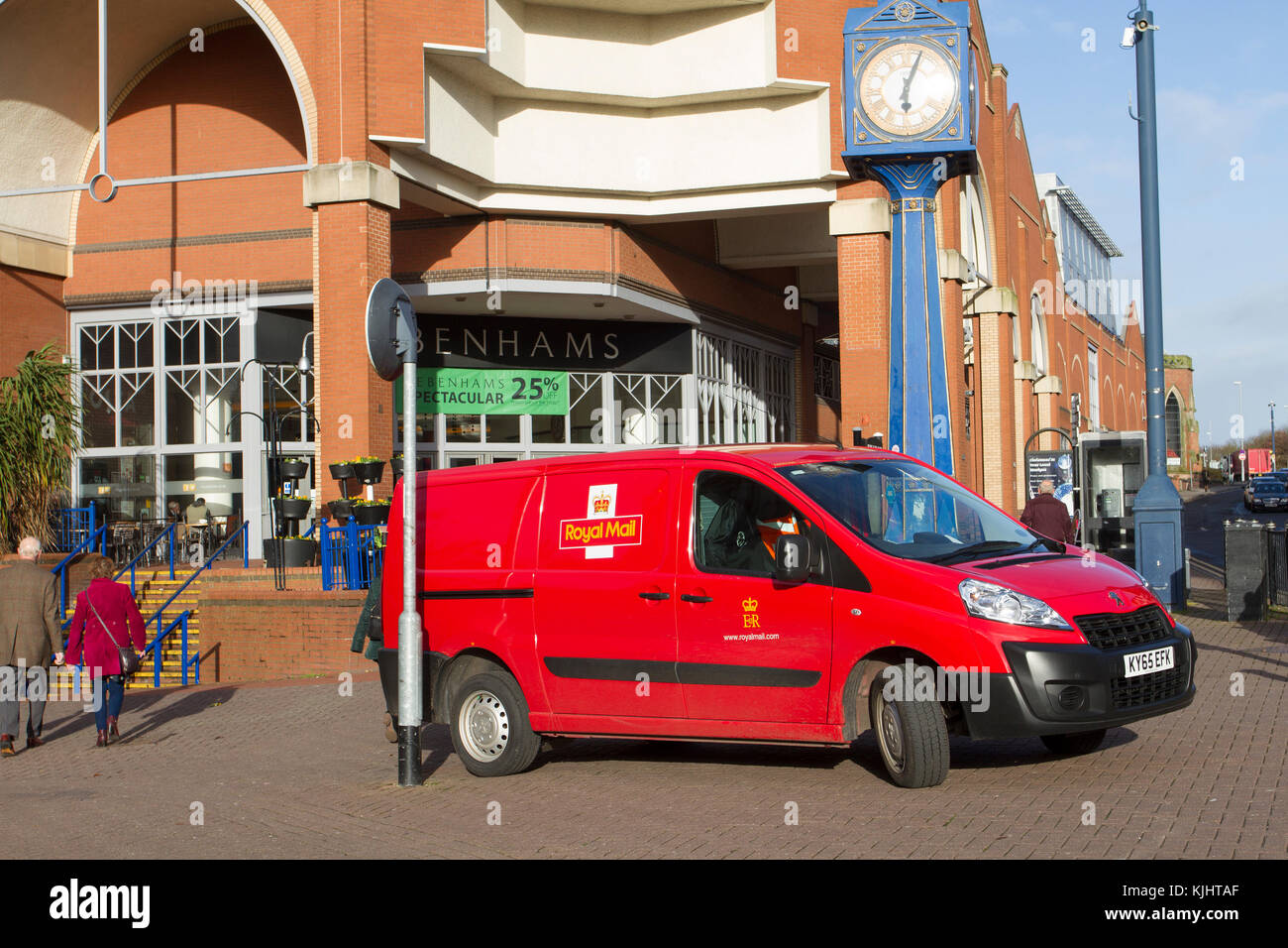 Royal Mail Post van außerhalb in Töpfereien Debenhams Store, Hanley Lager-on-Trent, Großbritannien Stockfoto