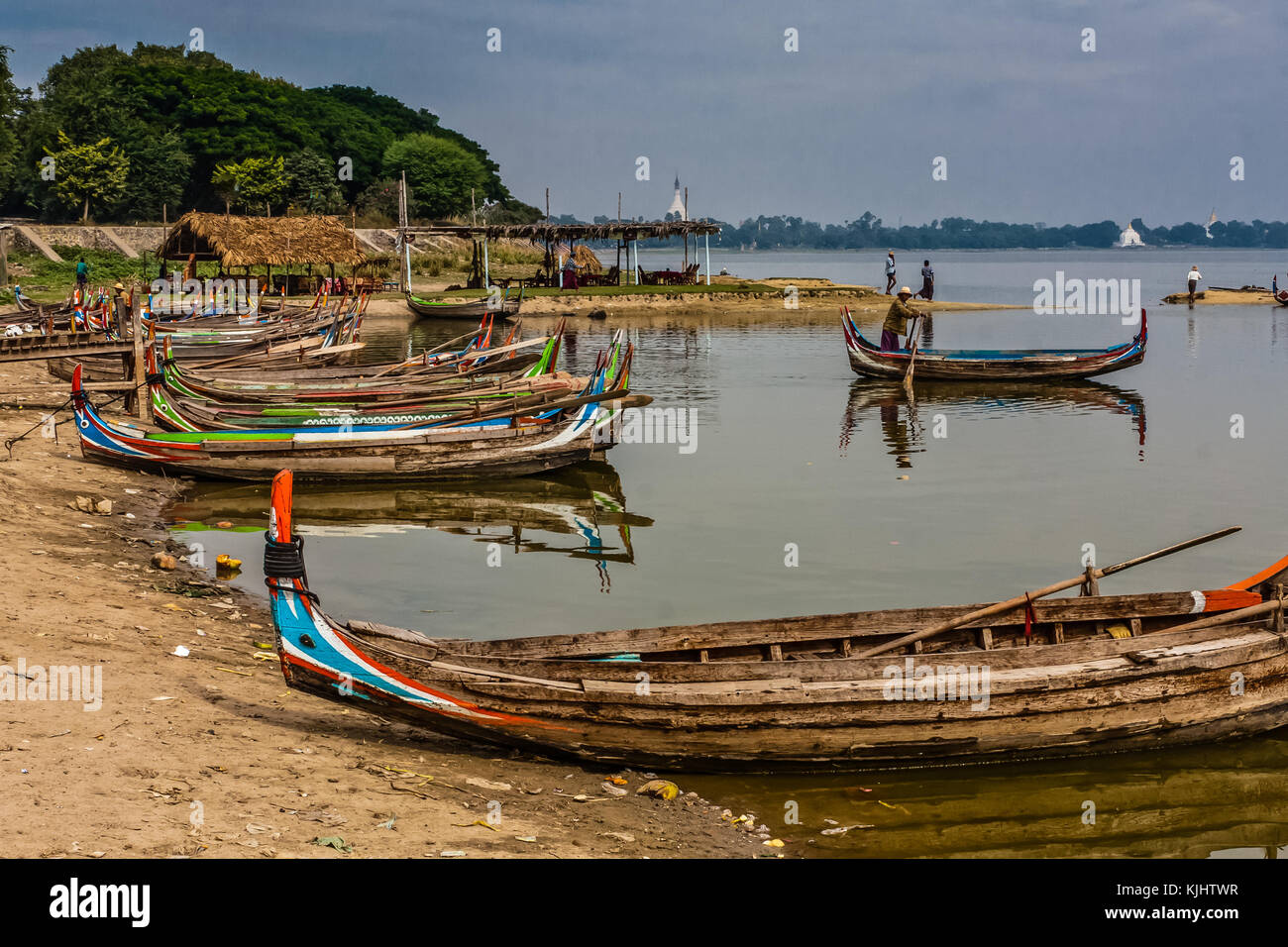 Fisch und Ausflugsboote auf Taung Tha Mann See, Amarapura, Myanmar Stockfoto