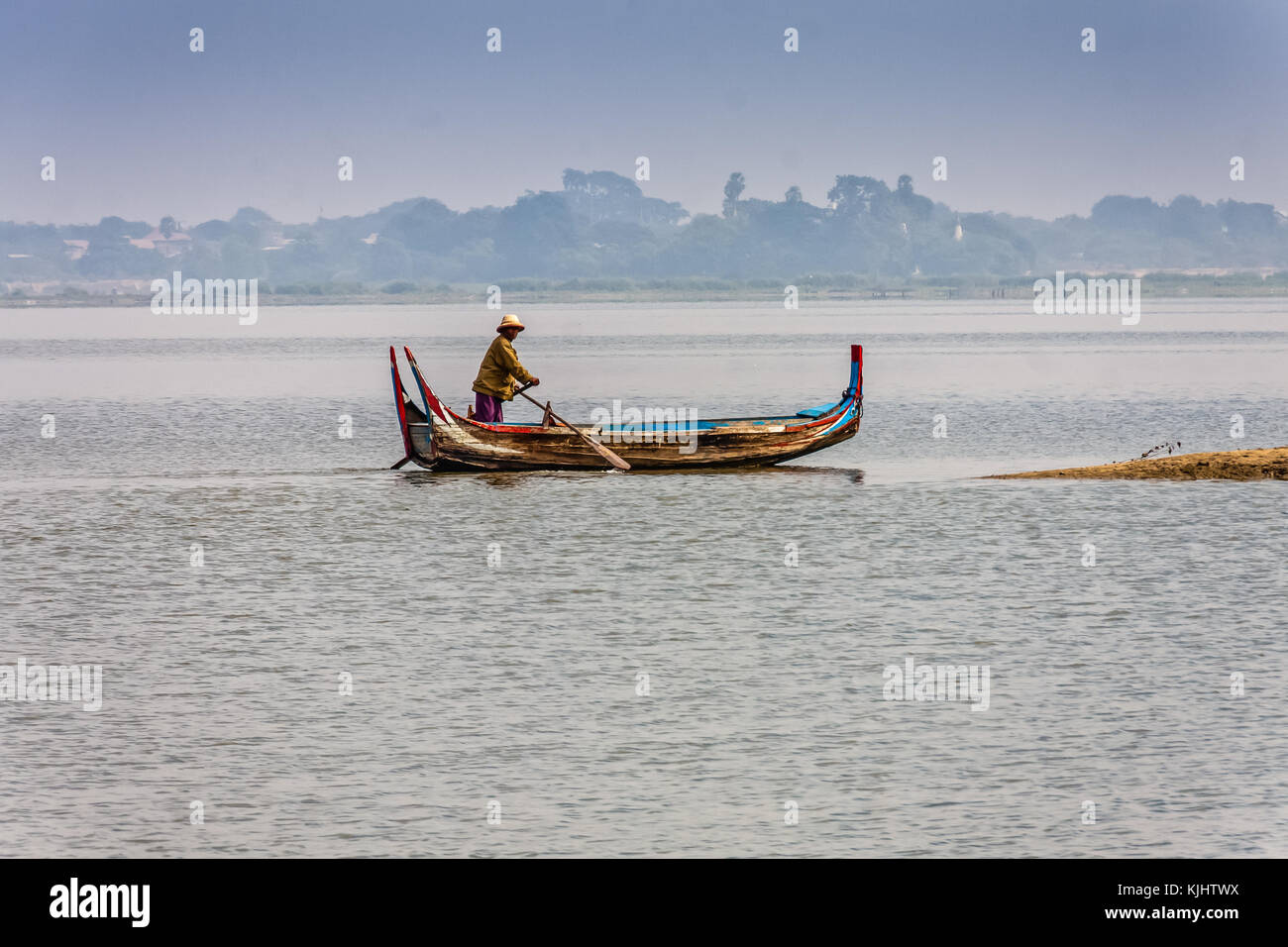 Ein Ruderboot Fischer auf Taung Tha Mann See, Amarapura, Myanmar Stockfoto