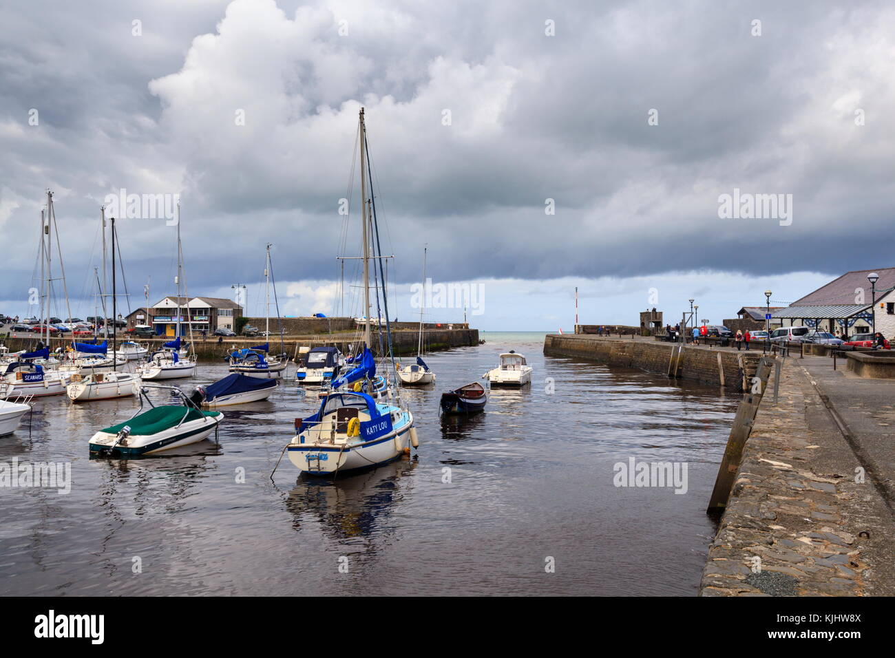 Grauer Himmel sitzen über aberaeron Hafen und Boote an ihrem Liegeplatz Aufenthalt Stockfoto