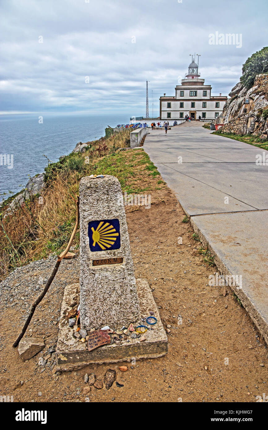 Fisterra Leuchtturm (Kap Finisterre), auch Jakobsmuschel munument-Kennzeichnung Ende des Jakobweges Stockfoto