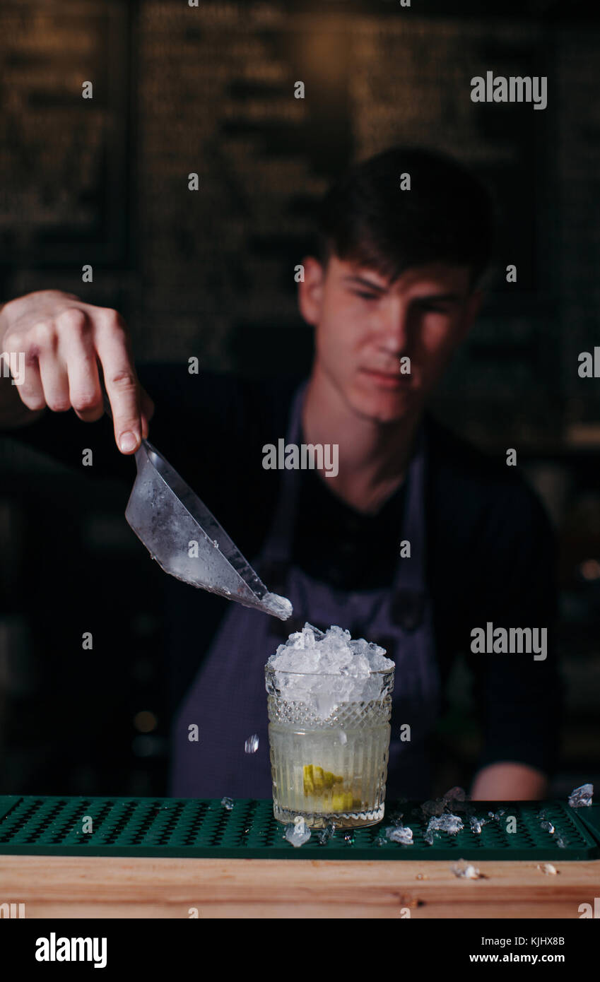 Barkeeper einen Cocktail Zubereitung Stockfoto