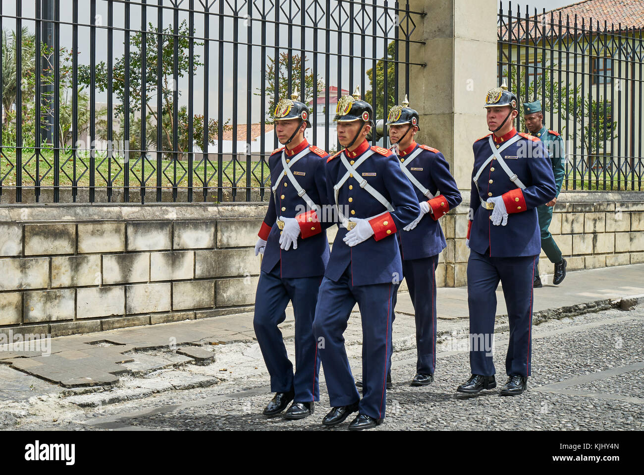 Wachablösung der Palace Guard im Präsidentenpalast von Bogota, Kolumbien, Südamerika Stockfoto Wachablösung der Palace Guard im Präsidentenpalast von Bogota, Kolumbien, Südamerika Stockfoto