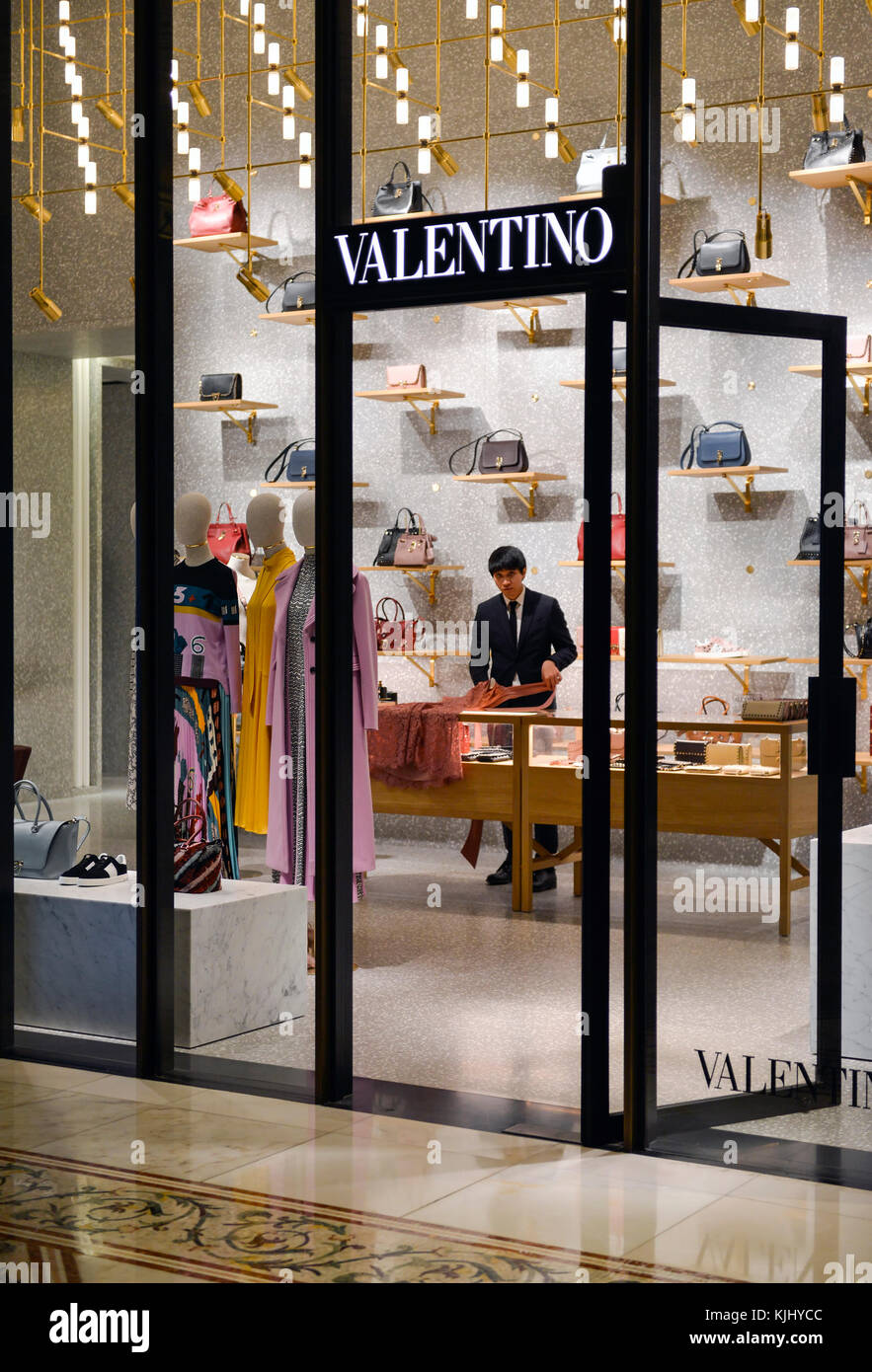 Die Valentino Luxusmarke Schaufenster in den Shops im Crystals in der Nähe des Aria Resort and Casino, Las Vegas. Stockfoto