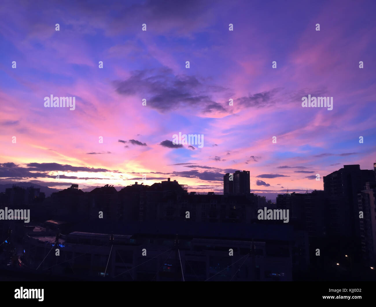 Silhouette Skyline der Stadt gegen bewölkter Himmel bei Sonnenuntergang Stockfoto