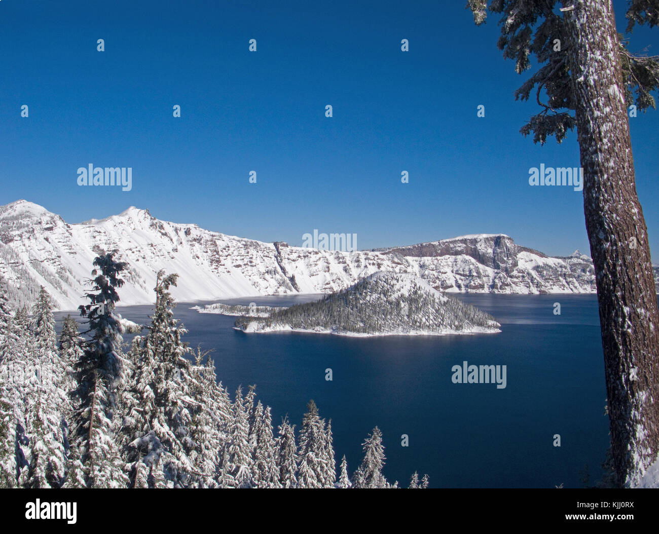 Frischen frühen Winter Schnee auf Wizard Island in Crater Lake, Oregon. Stockfoto