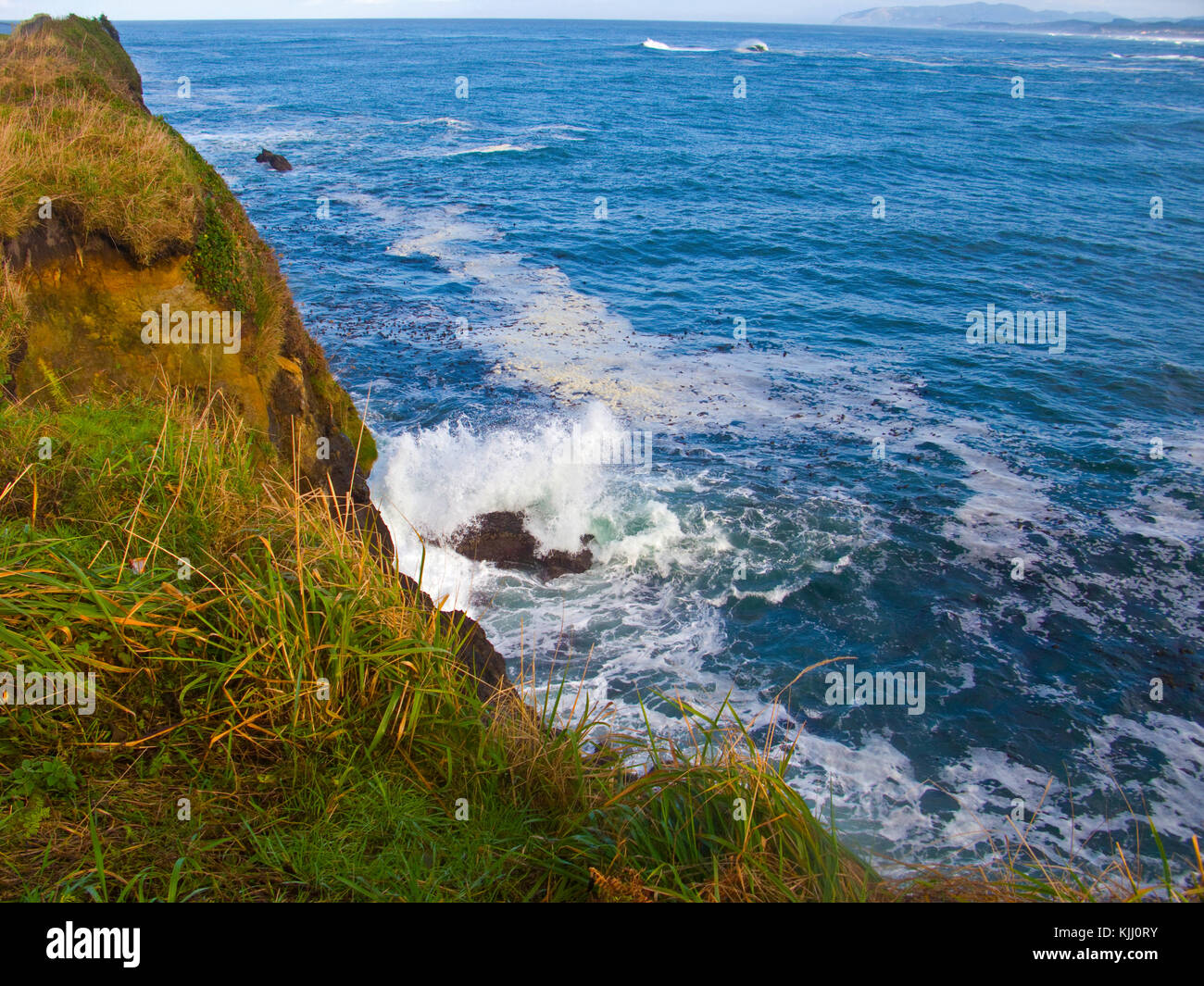 Wellen auf die Felsen am bolier Bucht an der Küste von Oregon. Stockfoto