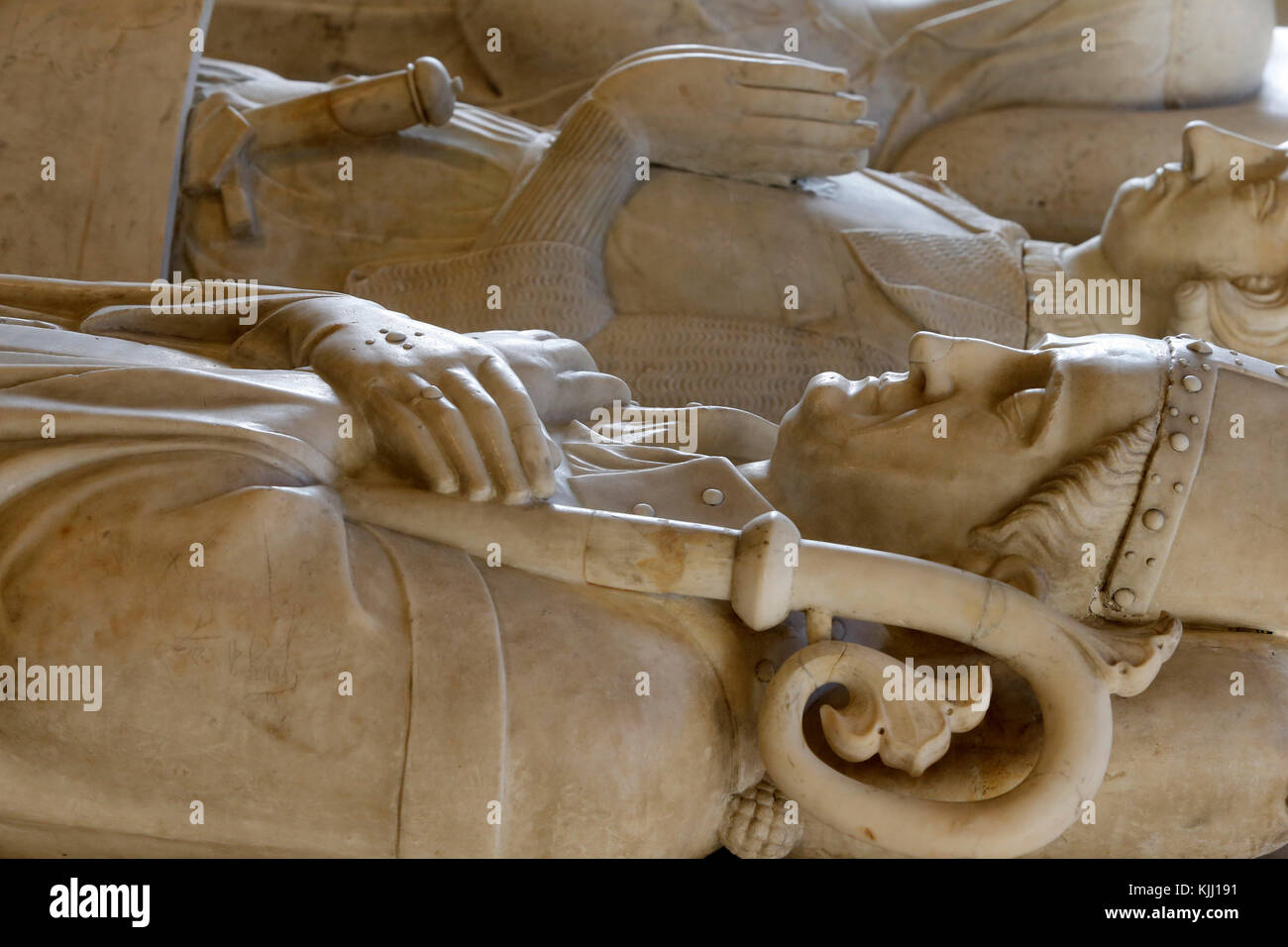 Louvre Museum. Liegende Figur von Guillaume de Chanac, Bischof von Paris. Marmor. Ile-de-France, 14. Frankreich. Stockfoto