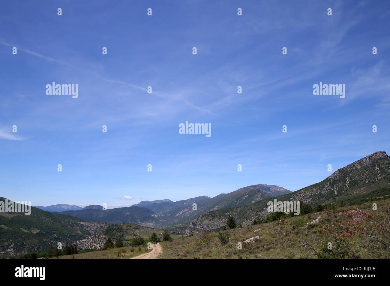 Blick vom Berg ins Tal in der Nähe von remuzat. Frankreich. Stockfoto
