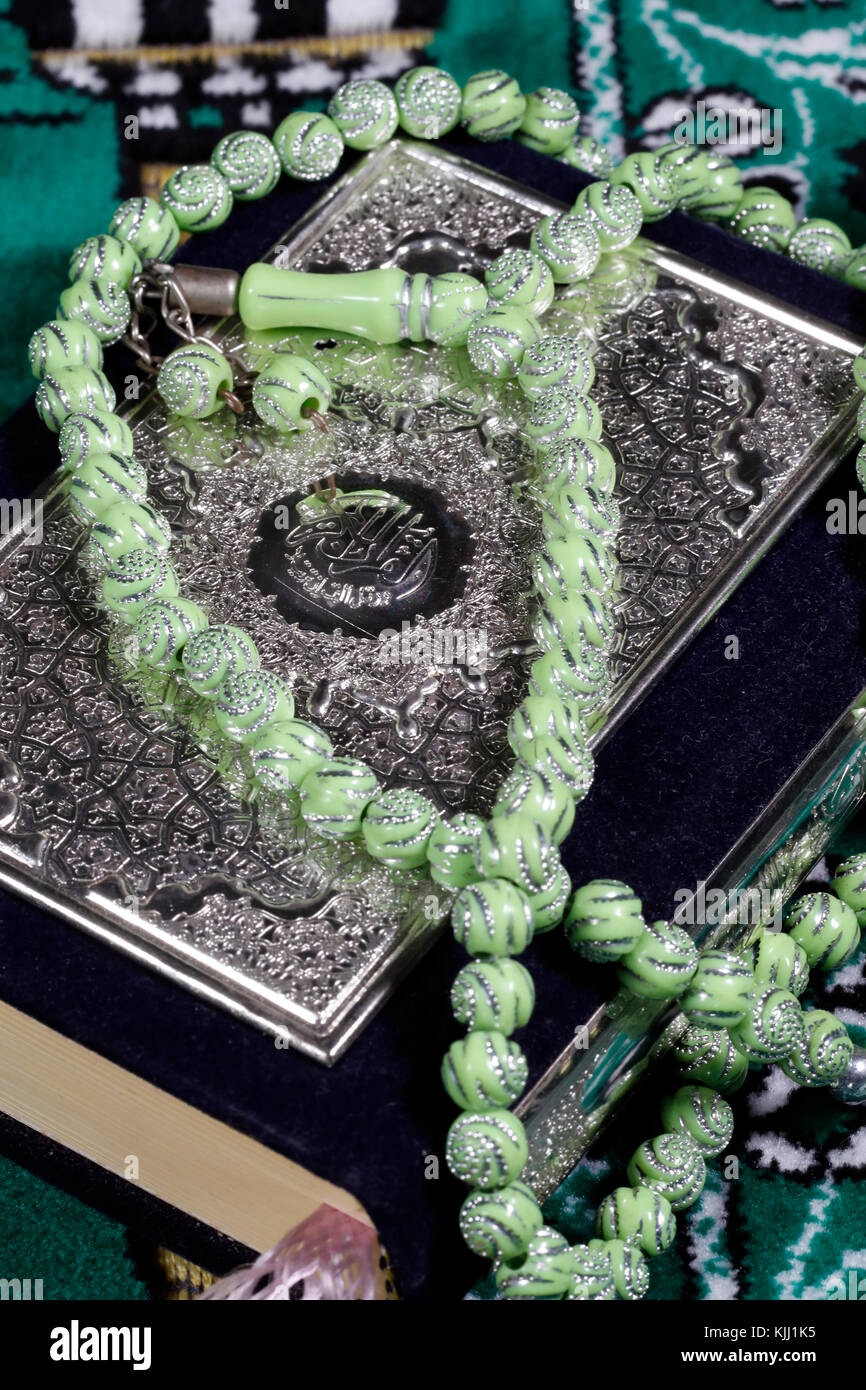 Koran und Tasbih (Gebet Perlen Stockfotografie - Alamy