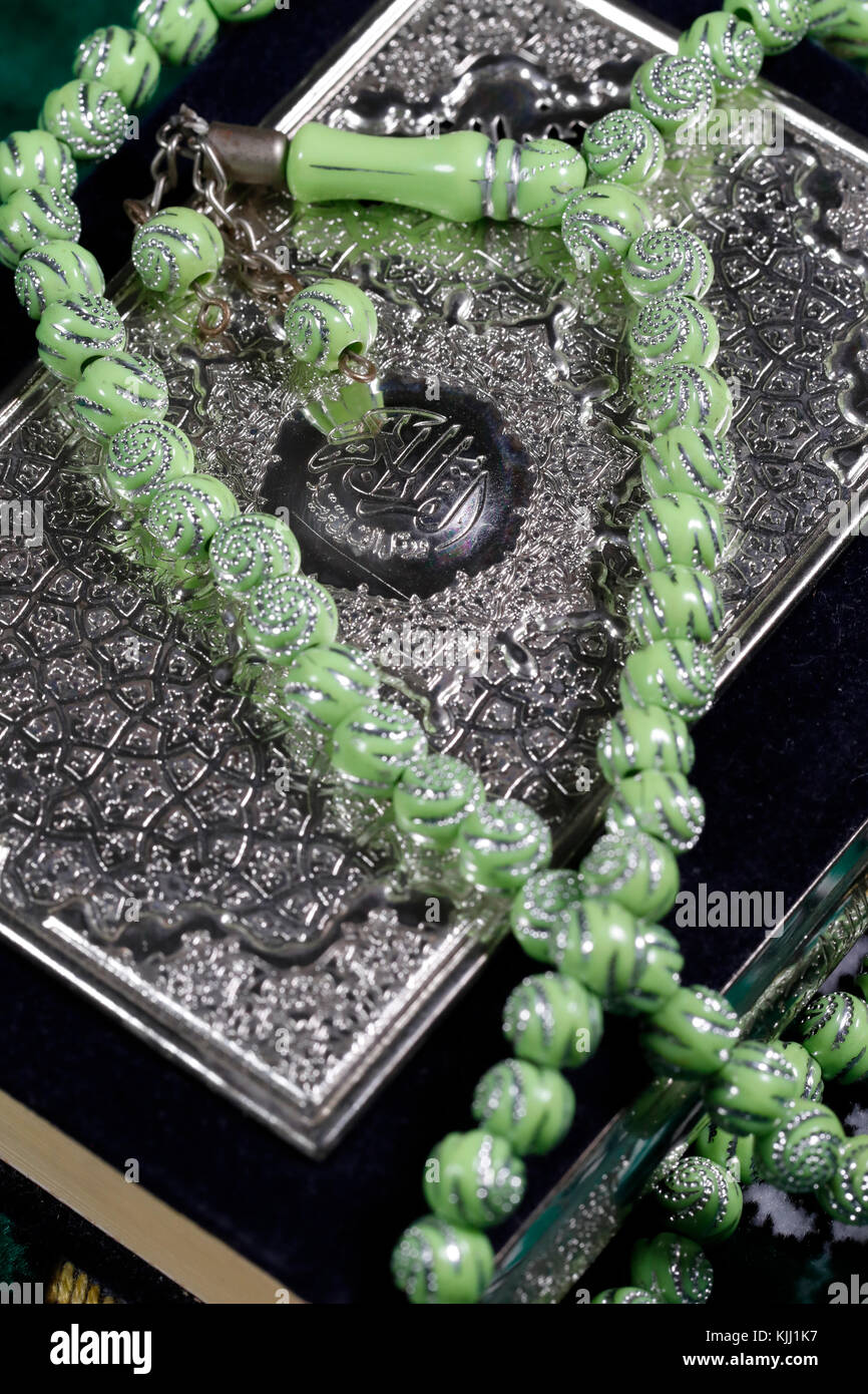 Koran und Tasbih (Gebet Perlen). Stockfoto