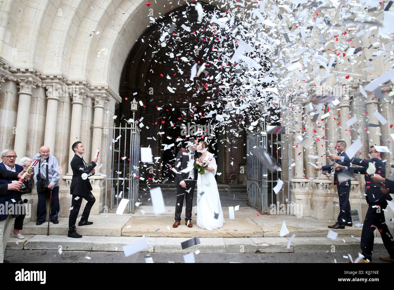 Brautpaar außerhalb der Kirche. Frankreich. Stockfoto